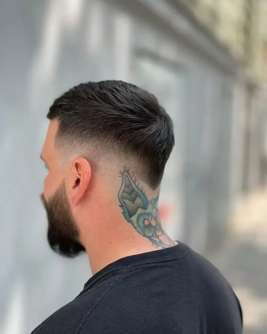 Low fade s krátkým texturovaným vrškem a upraveným vousem